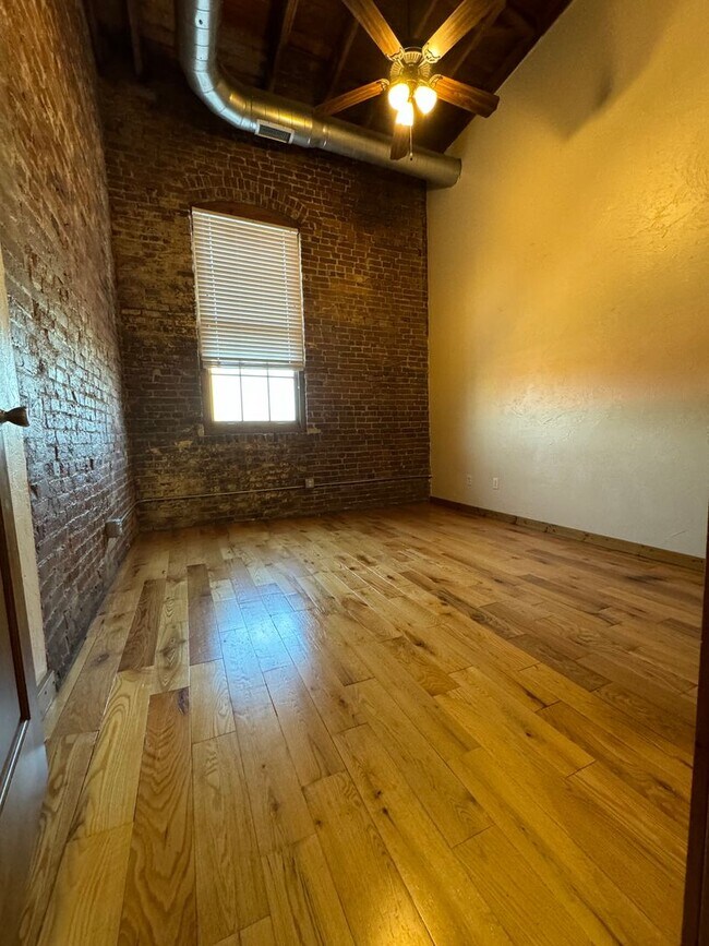 Foto del edificio - MOVE IN SPECIAL! Stunning 2 Bed / 2 Bath Downtown Loft in the Heart of Springfield!
