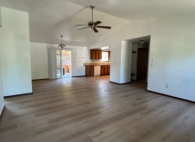 Building Photo - 1033 E Chateau Dr