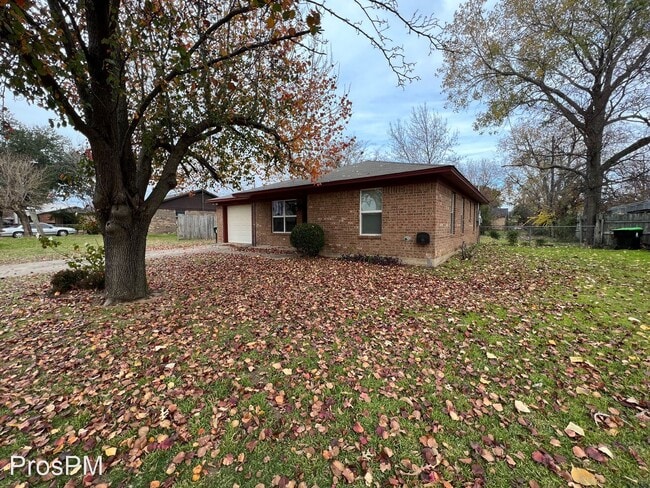 Building Photo - 3 br, 1.5 bath House - 330 E Wilson