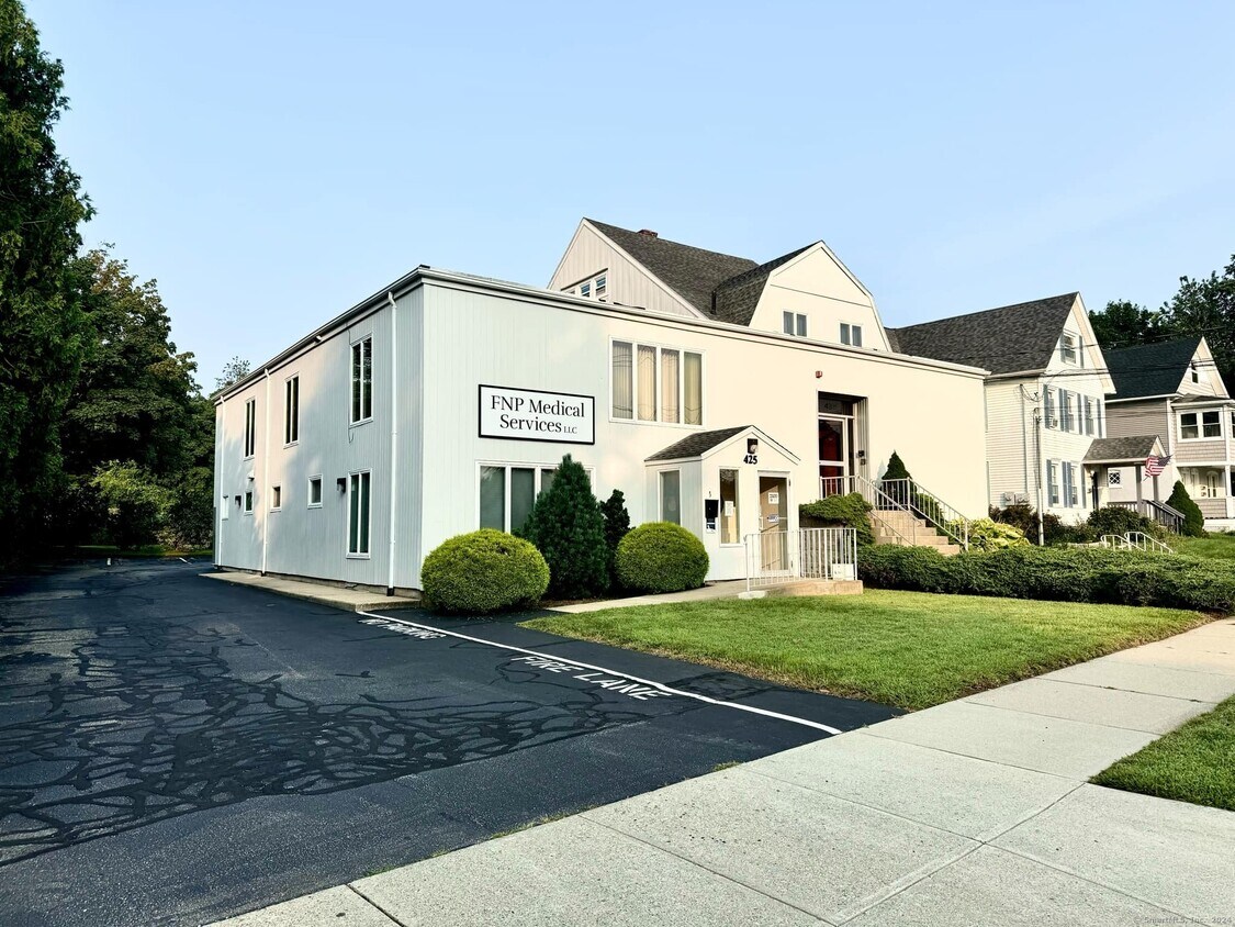 Primary Photo - 425 Montauk Ave