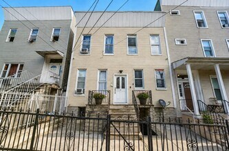 Building Photo - 122 Hutton St