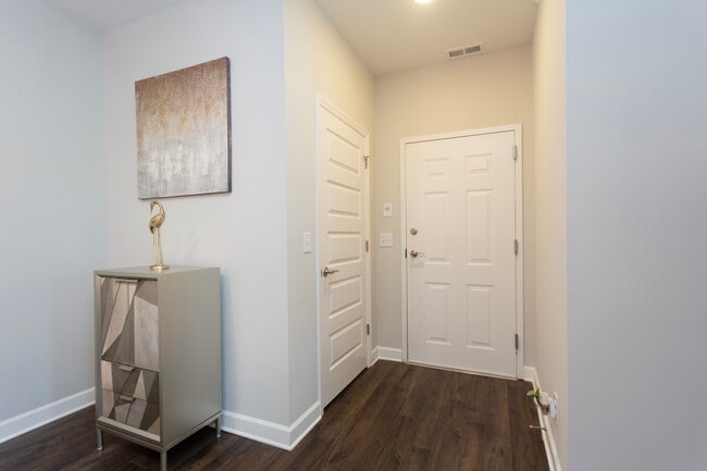 Entryway.2 - 7501 Highway 70 S Apartment