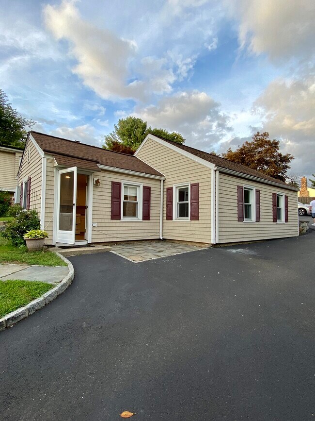 Building Photo - 190 Hollow Tree Ridge Rd