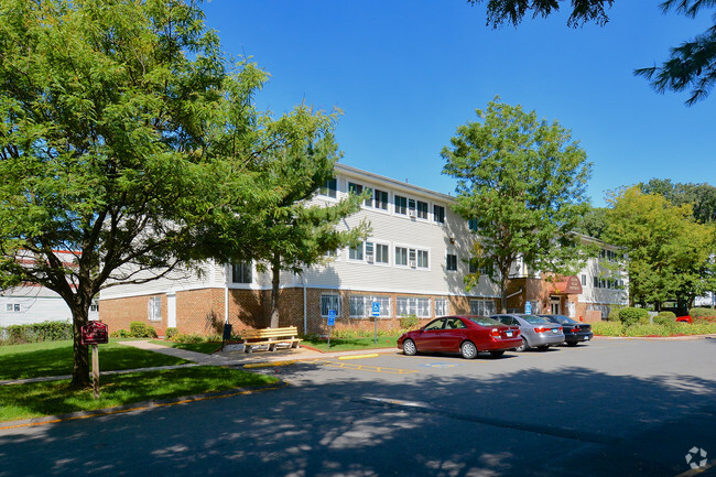 Building Photo - Cathedral Manor