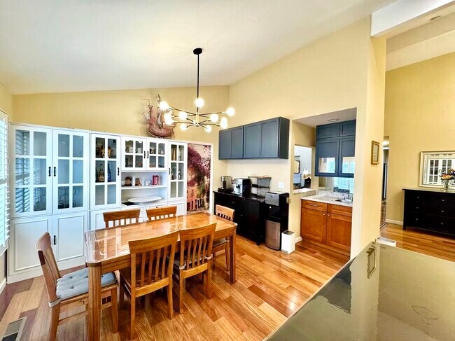 Foto del edificio - 7079 Martwood Way
