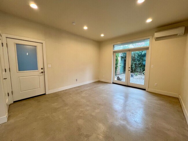 Foto del edificio - Roomy/Modern Two-Story, 1 Bedroom + Office and 1 Bath Home, Private Patio, Air Conditioning, Wash...