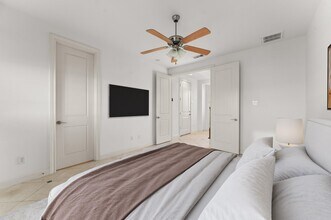 Building Photo - 2202 Lakeshore Edge Dr