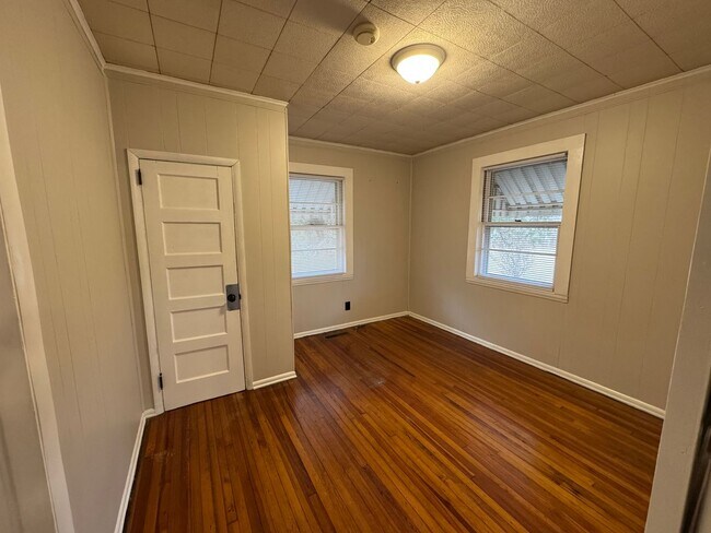 Foto del edificio - Available to Show