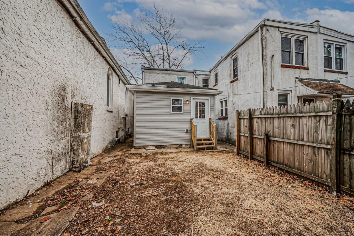 Primary Photo - Two bedroom 1 1/2 bath townhouse