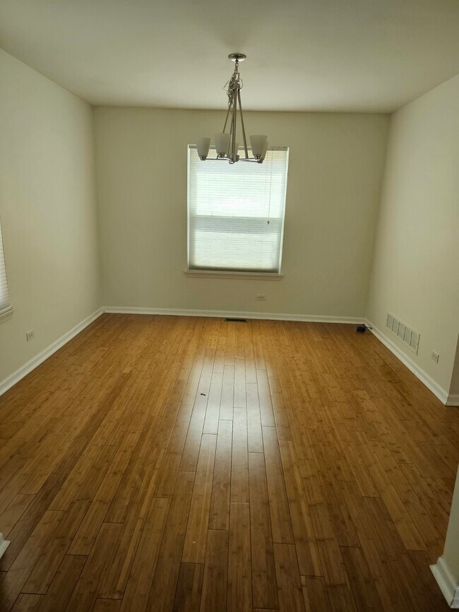Building Photo - 847 Teasel Ln