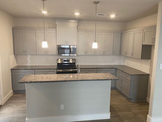 Building Photo - 4/2.5/2 - GREAT LOCATION near downtown and...