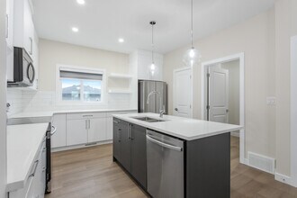 Building Photo - 6637-6646 46 Ave