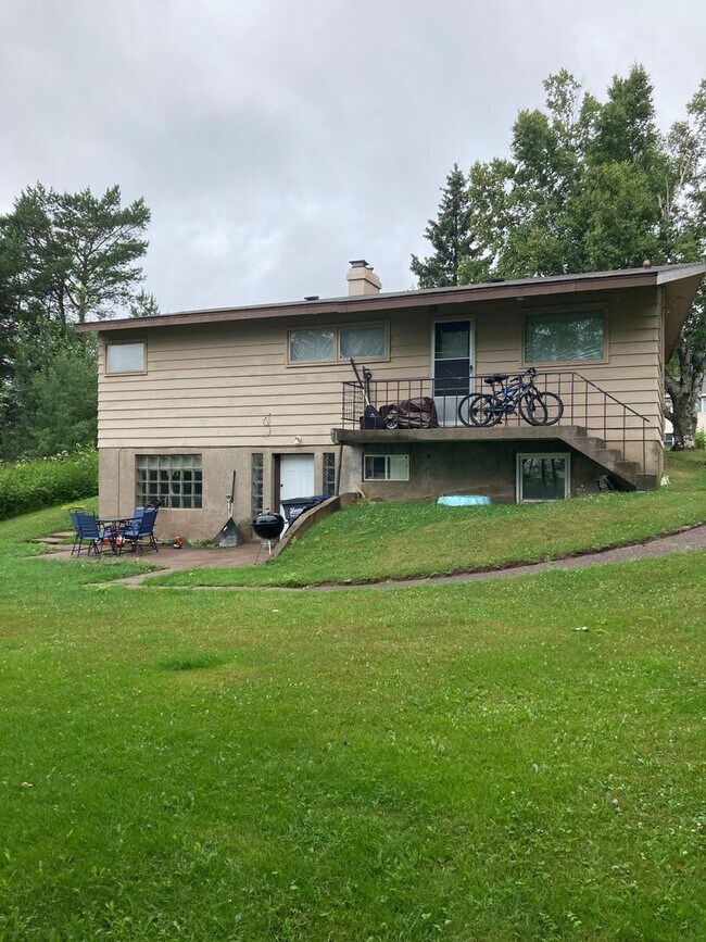 Foto del edificio - 1618 Maple Grove Rd