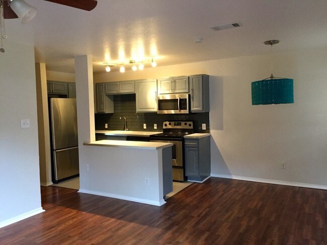 Foto del edificio - 2702 Little Valley Cove