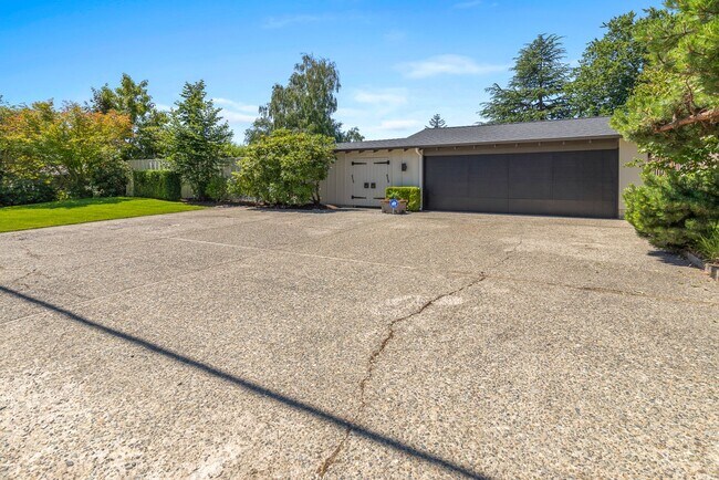 Building Photo - 3 bedroom 2 bath