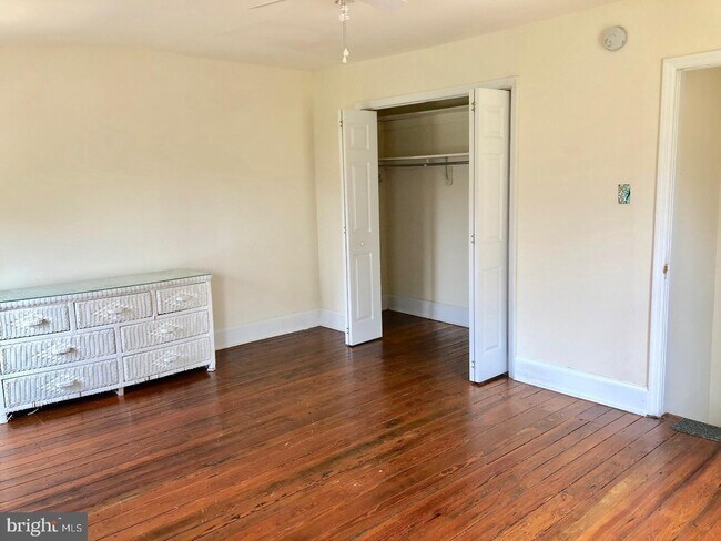 Building Photo - 3550 Scotts Ln