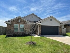 Building Photo - 2025 Sara Vista Dr