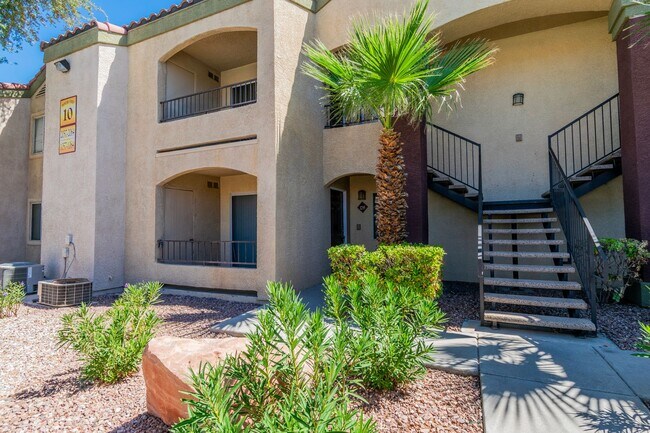 Building Photo - 2 Bedroom/2 Bathroom Condo in Quiet Gated ...