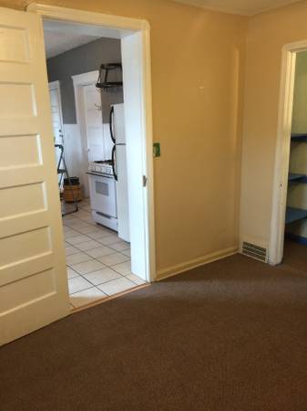 Carpeted bedroom - 2022 Murray Hill Rd