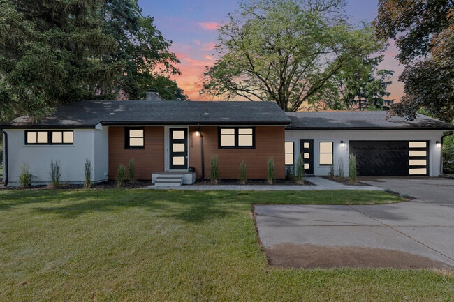 Building Photo - 1528 E Maple Rd