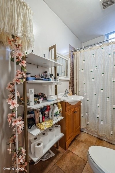Building Photo - Sunny Pilsen 2 Bed- blocks away from Harri...