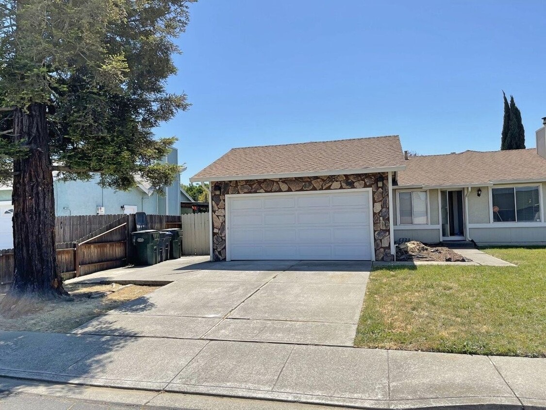 Primary Photo - 3 Bedroom 2 Bath w/ Spa Room Suisun *Star ...