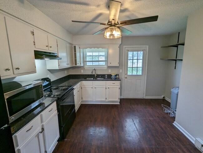 Building Photo - 4613 Forest Ridge Dr