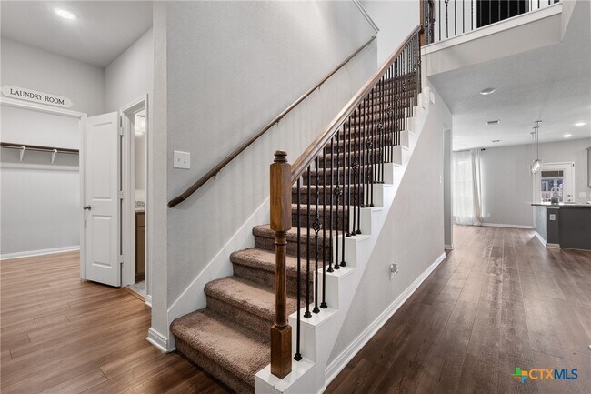 Building Photo - 6206 Golden Gate Dr