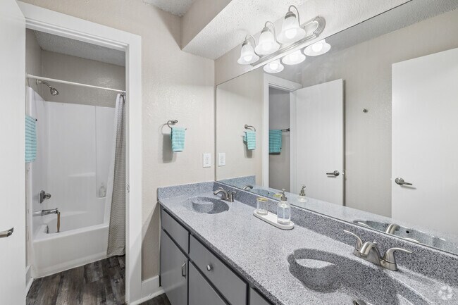 2 habitaciones, 1.5 baños - 1040 pies cuadrados - Baño principal - Hampton Townhomes