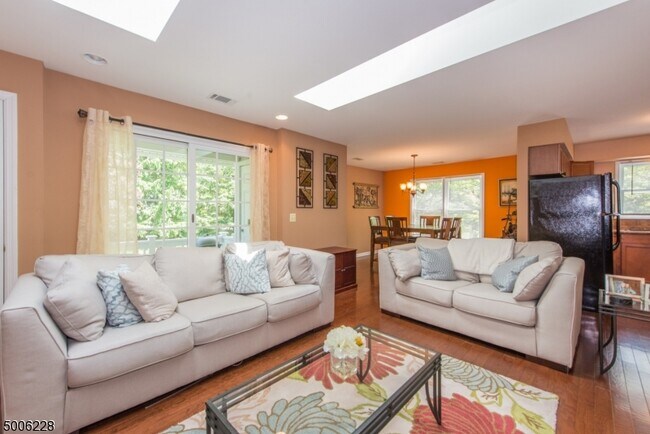 Building Photo - 2 Owl Ct