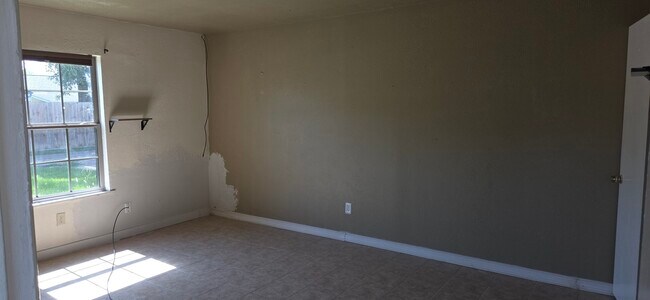 Foto del edificio - 5620 Hollow Pines Dr