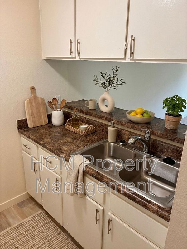 Foto del edificio - 10231 Pinewood Ave