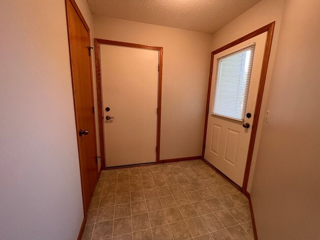 Building Photo - Great Single Level 2 Bedroom Townhome