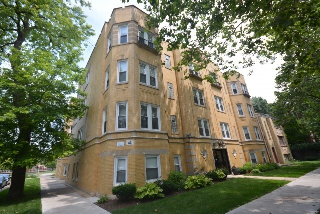 Primary Photo - 6501 N Claremont Ave