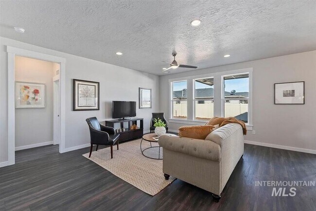Building Photo - MOVE IN READY! APPLY TODAY!