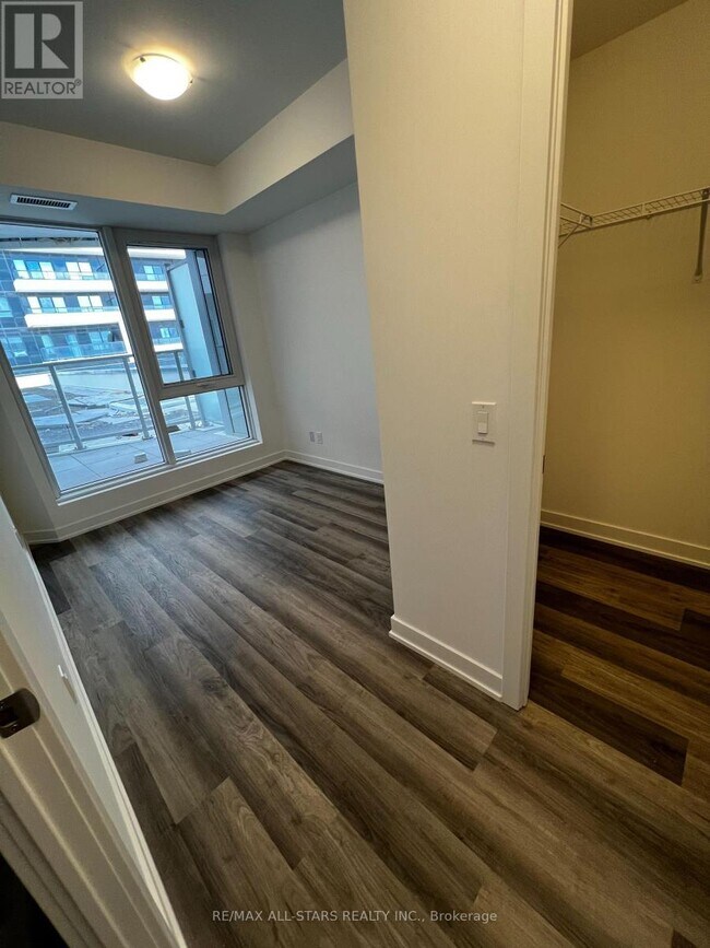 Photo du bâtiment - 1010 Sandy Beach Rd