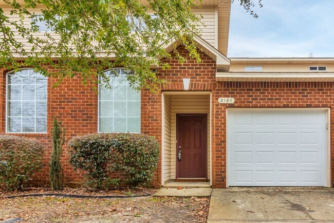 Building Photo - 3 Bedroom- 3 Full bath Small Pet Friendly ...
