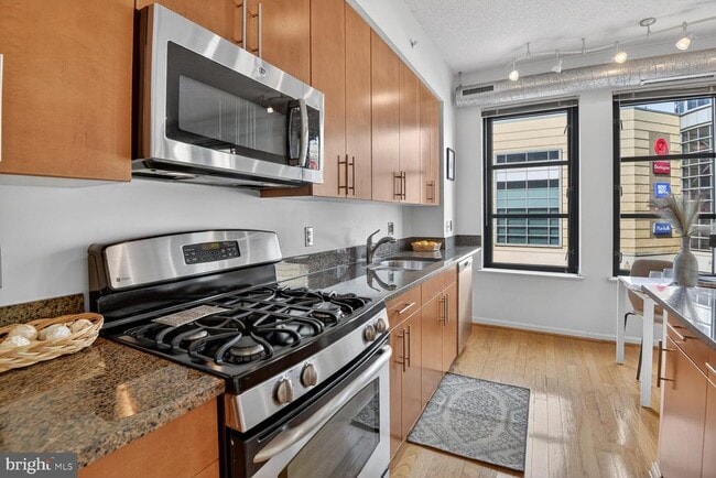 Building Photo - 1390 Kenyon St NW