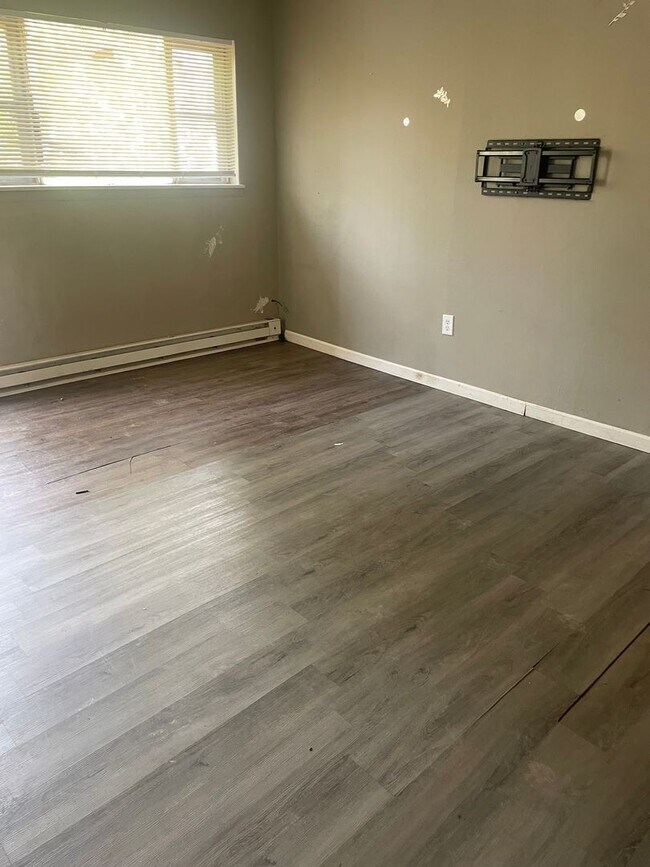 Foto del edificio - Knoxville 37917 - 2 Bedroom, 1 bath apartment - Contact Lisa Vineyard and Shannon Russell (865) 2...