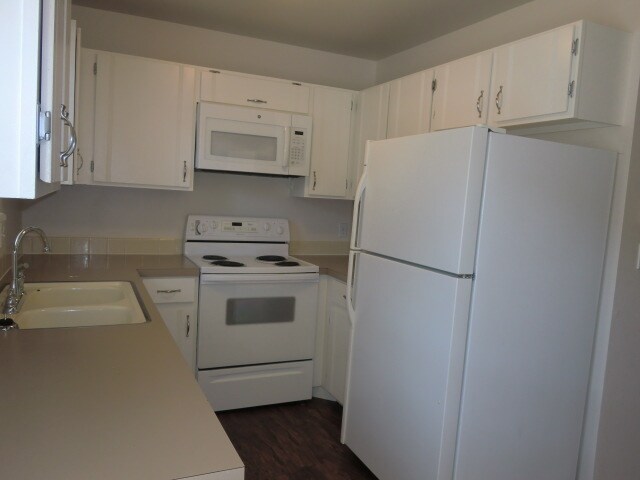 Foto del edificio - 3200 Azalea Dr