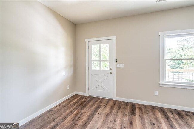 Building Photo - 215 Pinecone Ln