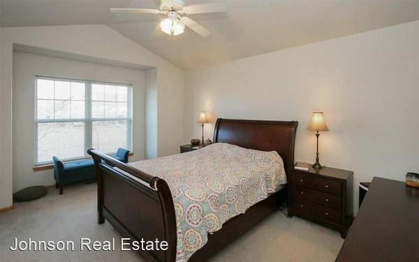 Building Photo - 3 br, 2.5 bath House - 4419 East Court Street