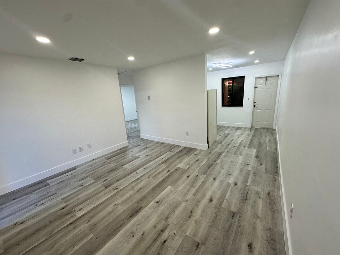 Foto principal - 1174 W 3rd Ave