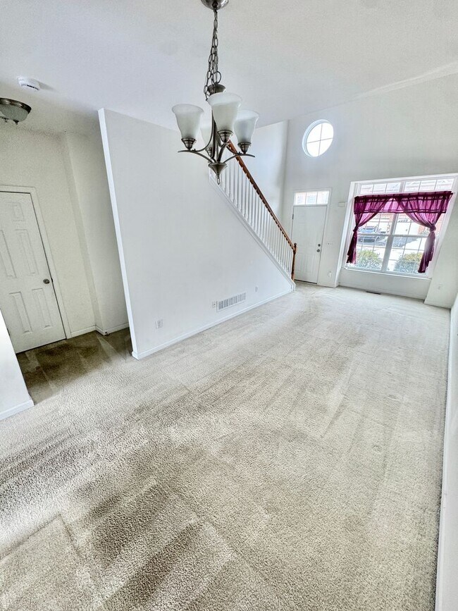 Foto del edificio - THREE BEDROOM TOWNHOME- PARKLAND SCHOOLS