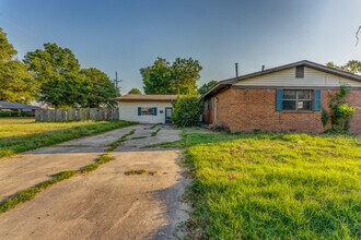 Building Photo - 121 W Pecan St