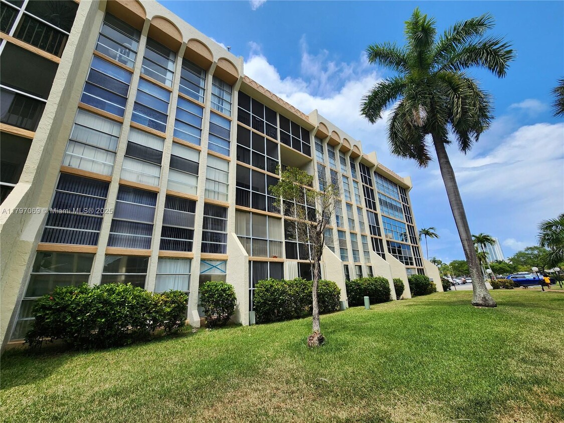 Foto principal - 2000 Atlantic Shores Blvd