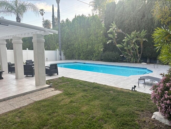 Building Photo - 8731 Topanga Canyon Blvd