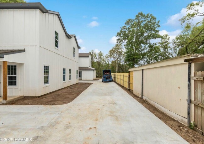 Building Photo - 204 Romero St