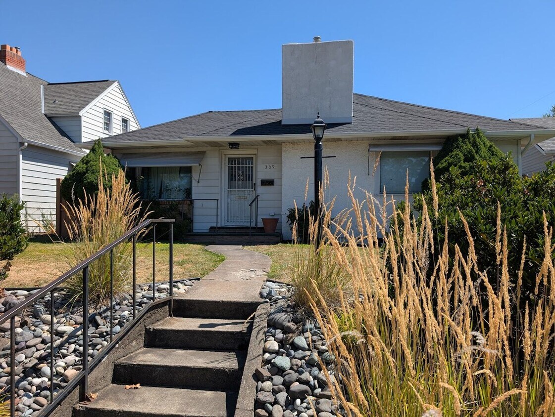 Primary Photo - 3 Bedroom Normal Hill House - dog-friendly!