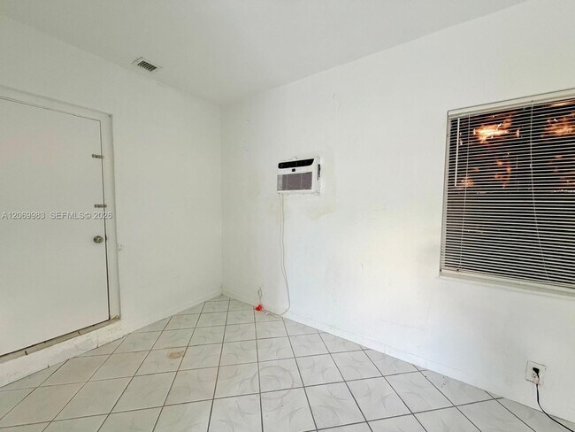 Foto del edificio - 1060 NW 116th St